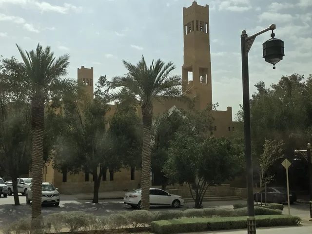 معالم أثرية تاريخية قديمة، أسوار الدرعية القديمة في مدينة الرياض في المملكة العربية السعودية، الفن الهندسي المعماري القديم، المباني الأثرية والبيوت الطينية في حي الطريف في الدرعية، أشجار النخيل الخضراء، مناطق السياحة التراثية في السعودية