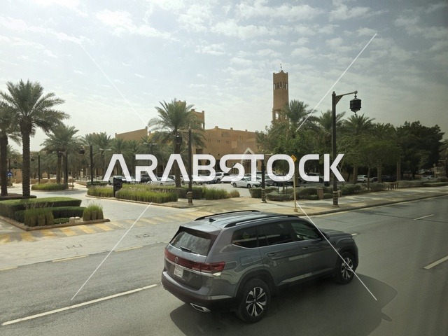 معالم أثرية تاريخية قديمة، أسوار الدرعية القديمة في مدينة الرياض في المملكة العربية السعودية، الفن الهندسي المعماري القديم، المباني الأثرية والبيوت الطينية في حي الطريف في الدرعية، أشجار النخيل الخضراء، مناطق السياحة التراثية في السعودية