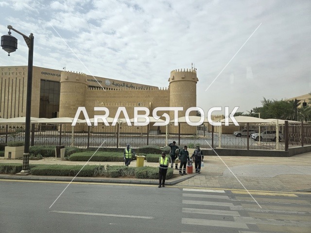 معالم أثرية تاريخية قديمة، أسوار الدرعية القديمة في مدينة الرياض في المملكة العربية السعودية، الفن الهندسي المعماري القديم، المباني الأثرية والبيوت الطينية في حي الطريف في الدرعية، أشجار النخيل الخضراء، مناطق السياحة التراثية في السعودية