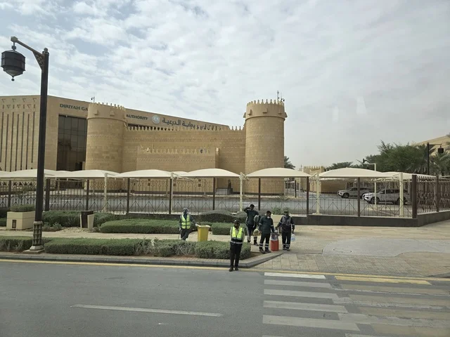 معالم أثرية تاريخية قديمة، أسوار الدرعية القديمة في مدينة الرياض في المملكة العربية السعودية، الفن الهندسي المعماري القديم، المباني الأثرية والبيوت الطينية في حي الطريف في الدرعية، أشجار النخيل الخضراء، مناطق السياحة التراثية في السعودية