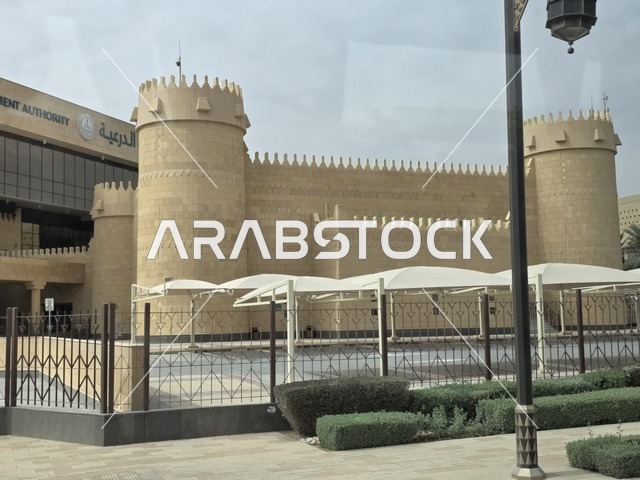 معالم أثرية تاريخية قديمة، أسوار الدرعية القديمة في مدينة الرياض في المملكة العربية السعودية، الفن الهندسي المعماري القديم، المباني الأثرية والبيوت الطينية في حي الطريف في الدرعية، أشجار النخيل الخضراء، مناطق السياحة التراثية في السعودية