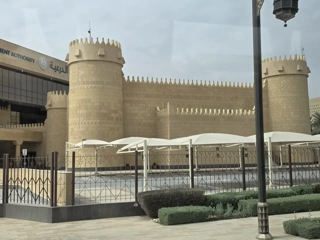 معالم أثرية تاريخية قديمة، أسوار الدرعية القديمة في مدينة الرياض في المملكة العربية السعودية، الفن الهندسي المعماري القديم، المباني الأثرية والبيوت الطينية في حي الطريف في الدرعية، أشجار النخيل الخضراء، مناطق السياحة التراثية في السعودية