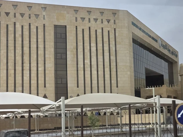 معالم أثرية تاريخية قديمة، أسوار الدرعية القديمة في مدينة الرياض في المملكة العربية السعودية، الفن الهندسي المعماري القديم، المباني الأثرية والبيوت الطينية في حي الطريف في الدرعية، أشجار النخيل الخضراء، مناطق السياحة التراثية في السعودية