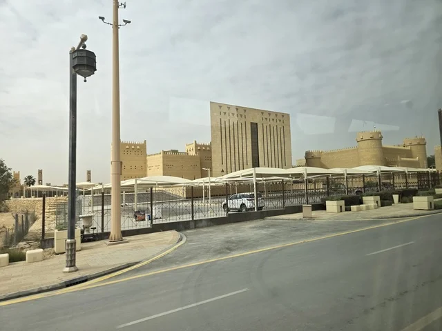 معالم أثرية تاريخية قديمة، أسوار الدرعية القديمة في مدينة الرياض في المملكة العربية السعودية، الفن الهندسي المعماري القديم، المباني الأثرية والبيوت الطينية في حي الطريف في الدرعية، أشجار النخيل الخضراء، مناطق السياحة التراثية في السعودية