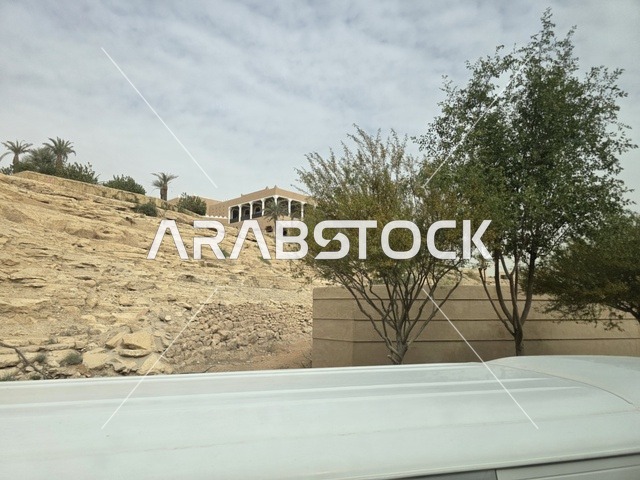 أسوار الدرعية القديمة في مدينة الرياض في المملكة العربية السعودية، معالم أثرية تاريخية قديمة، الفن الهندسي المعماري القديم، صورة للمباني الأثرية والبيوت الطينية في حي الطريف في الدرعية، أشجار النخيل الخضراء، مناطق السياحة التراثية في السعودية