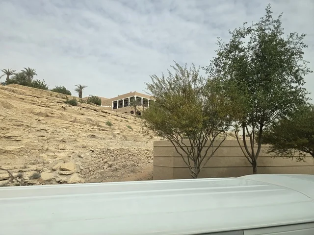 أسوار الدرعية القديمة في مدينة الرياض في المملكة العربية السعودية، معالم أثرية تاريخية قديمة، الفن الهندسي المعماري القديم، صورة للمباني الأثرية والبيوت الطينية في حي الطريف في الدرعية، أشجار النخيل الخضراء، مناطق السياحة التراثية في السعودية