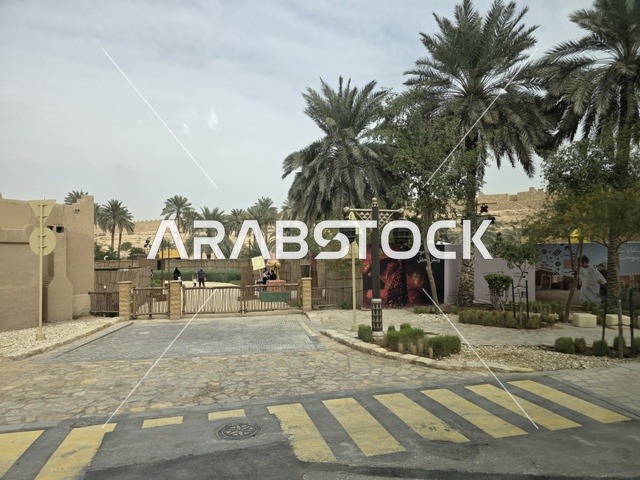 أسوار الدرعية القديمة في مدينة الرياض في المملكة العربية السعودية، معالم أثرية تاريخية قديمة، الفن الهندسي المعماري القديم، صورة للمباني الأثرية والبيوت الطينية في حي الطريف في الدرعية، أشجار النخيل الخضراء، مناطق السياحة التراثية في السعودية