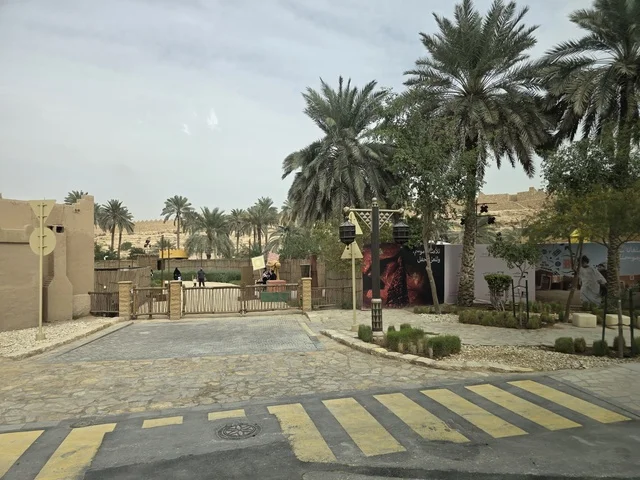 أسوار الدرعية القديمة في مدينة الرياض في المملكة العربية السعودية، معالم أثرية تاريخية قديمة، الفن الهندسي المعماري القديم، صورة للمباني الأثرية والبيوت الطينية في حي الطريف في الدرعية، أشجار النخيل الخضراء، مناطق السياحة التراثية في السعودية