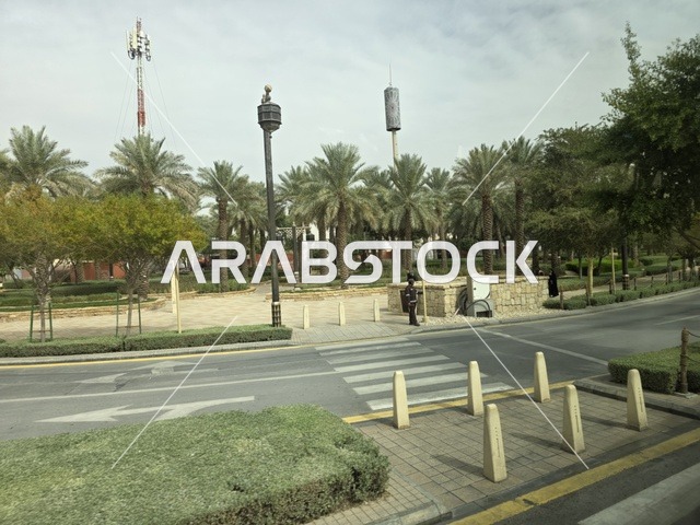 أسوار الدرعية القديمة في مدينة الرياض في المملكة العربية السعودية، معالم أثرية تاريخية قديمة، الفن الهندسي المعماري القديم، صورة للمباني الأثرية والبيوت الطينية في حي الطريف في الدرعية، أشجار النخيل الخضراء، مناطق السياحة التراثية في السعودية