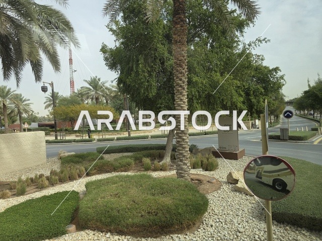 أسوار الدرعية القديمة في مدينة الرياض في المملكة العربية السعودية، معالم أثرية تاريخية قديمة، الفن الهندسي المعماري القديم، صورة للمباني الأثرية والبيوت الطينية في حي الطريف في الدرعية، أشجار النخيل الخضراء، مناطق السياحة التراثية في السعودية