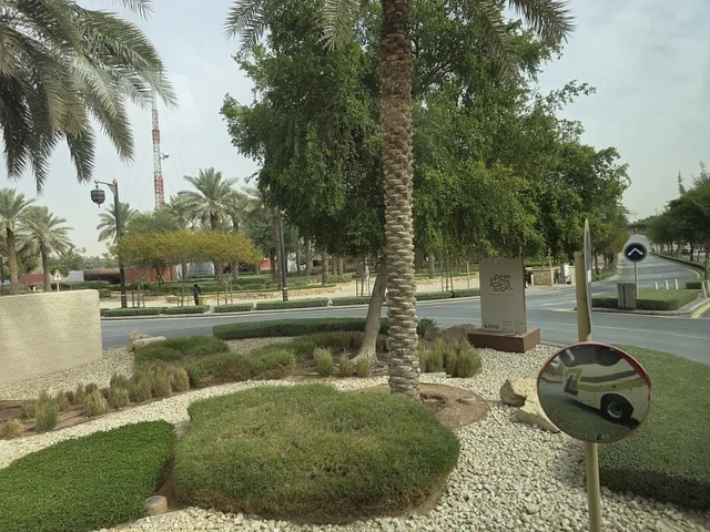 أسوار الدرعية القديمة في مدينة الرياض في المملكة العربية السعودية، معالم أثرية تاريخية قديمة، الفن الهندسي المعماري القديم، صورة للمباني الأثرية والبيوت الطينية في حي الطريف في الدرعية، أشجار النخيل الخضراء، مناطق السياحة التراثية في السعودية