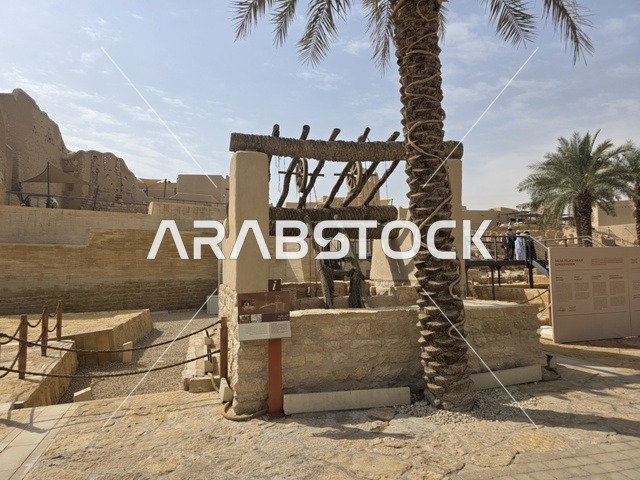 أسوار الدرعية القديمة في مدينة الرياض في المملكة العربية السعودية، معالم أثرية تاريخية قديمة، الفن الهندسي المعماري القديم، صورة للمباني الأثرية والبيوت الطينية في حي الطريف في الدرعية، أشجار النخيل الخضراء، مناطق السياحة التراثية في السعودية