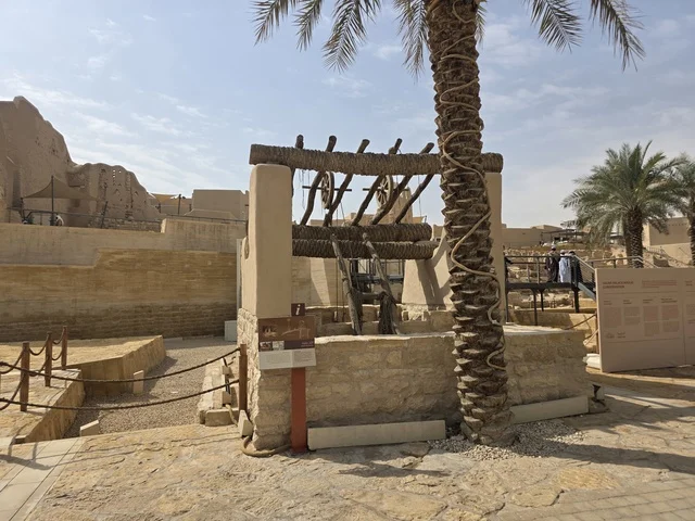 أسوار الدرعية القديمة في مدينة الرياض في المملكة العربية السعودية، معالم أثرية تاريخية قديمة، الفن الهندسي المعماري القديم، صورة للمباني الأثرية والبيوت الطينية في حي الطريف في الدرعية، أشجار النخيل الخضراء، مناطق السياحة التراثية في السعودية