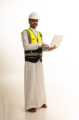 مهندس سعودي بمعدات السلامة يستخدم لابتوب جسم كامل