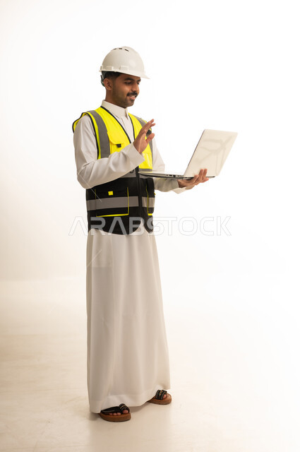 مهندس سعودي يستخدم الكمبيوتر المحمول خلفية بيضاء
