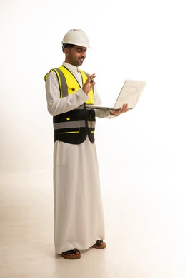 مهندس سعودي يستخدم الكمبيوتر المحمول خلفية بيضاء