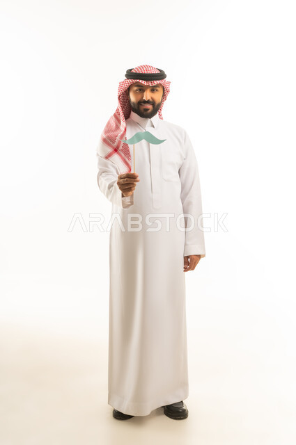 رجل سعودي بالثوب التقليدي يحمل شارب ورقي