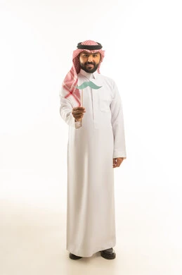 رجل سعودي بالثوب التقليدي يحمل شارب ورقي