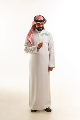 رجل سعودي بالزي التقليدي يحمل شارب ورقي