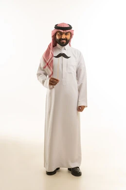 رجل سعودي بالزي التقليدي يحمل شارب ورقي