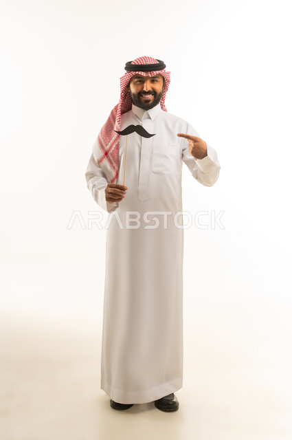 رجل سعودي بالثوب التقليدي مع شارب مستعار