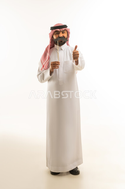 رجل سعودي بالزي التقليدي مع شارب ورقي