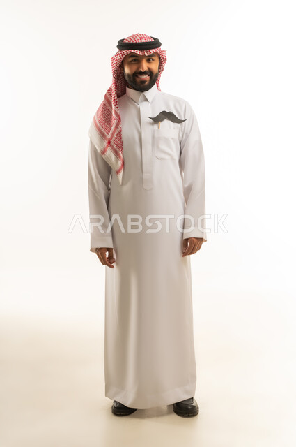 رجل سعودي بالثوب التقليدي مع شارب ورقي