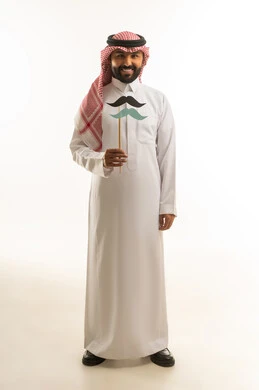 رجل سعودي بالزي التقليدي مع إكسسوار شارب ورقي