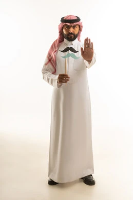 رجل سعودي بالزي التقليدي يشير بعلامة التوقف