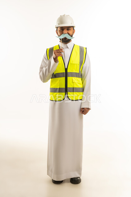 مهندس سعودي بملابس السلامة مع دعامة شارب