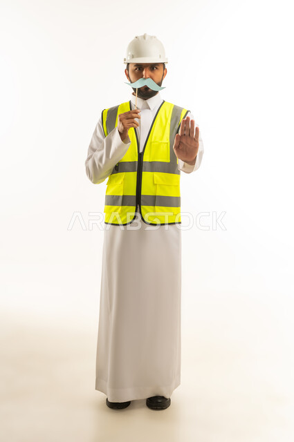 مهندس سعودي يرتدي سترة السلامة ويمسك شارب ورقي