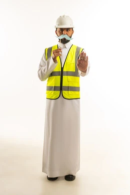 مهندس سعودي يرتدي سترة السلامة ويمسك شارب ورقي