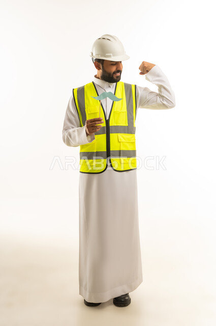 مهندس سعودي بزي السلامة يستعرض عضلاته بخلفية بيضاء