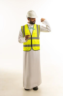 مهندس سعودي بزي السلامة يستعرض عضلاته بخلفية بيضاء