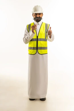 مهندس سعودي يرتدي سترة السلامة مع شارب مستعار