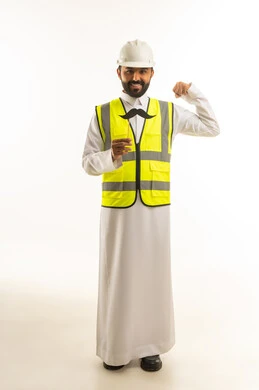 مهندس سعودي بالثوب ومعدات السلامة مع دعامة شارب