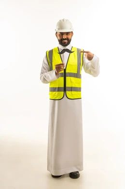 مهندس سعودي بسترة السلامة يحمل شارب ورقي