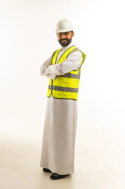 مهندس سعودي بالثوب التقليدي وسترة السلامة