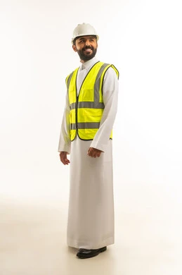 مهندس سعودي يرتدي سترة السلامة والخوذة