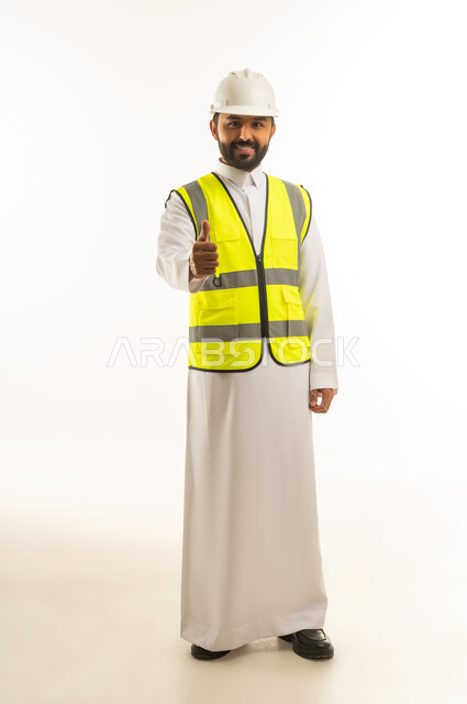 مهندس سعودي بملابس السلامة مع إشارة الإعجاب