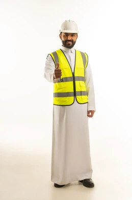 مهندس سعودي بملابس السلامة مع إشارة الإعجاب