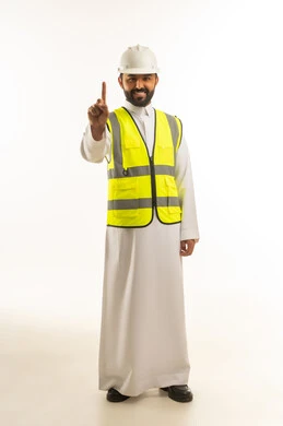 مهندس سعودي بسترة السلامة يشير للأعلى