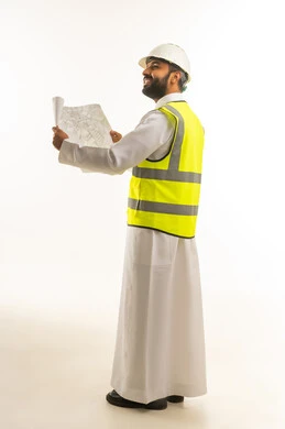 مهندس سعودي يحمل مخططات هندسية وسترة سلامة