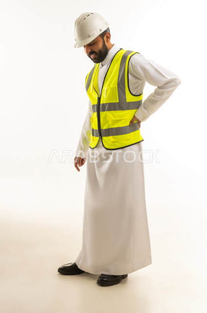 مهندس سعودي يعاني من ألم الظهر في الاستوديو