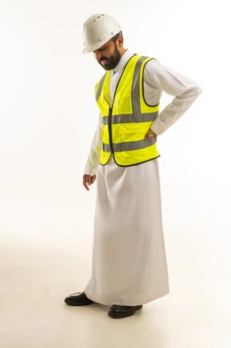 مهندس سعودي يعاني من ألم الظهر في الاستوديو