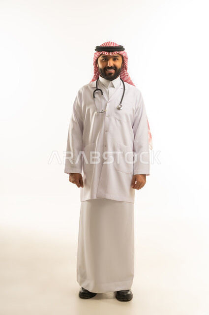 طبيب سعودي بالزي التقليدي ومعطف المختبر الطبي