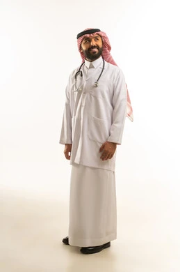طبيب سعودي بالزي التقليدي واللباس الطبي المهني