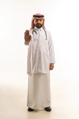 طبيب سعودي يرفع يده بحركة توقف في الاستوديو