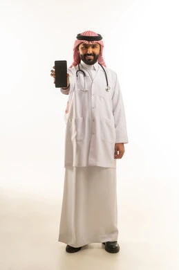 طبيب سعودي يمسك هاتف ذكي على خلفية بيضاء