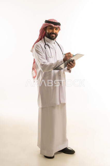طبيب سعودي يحمل ملف طبي وسماعة